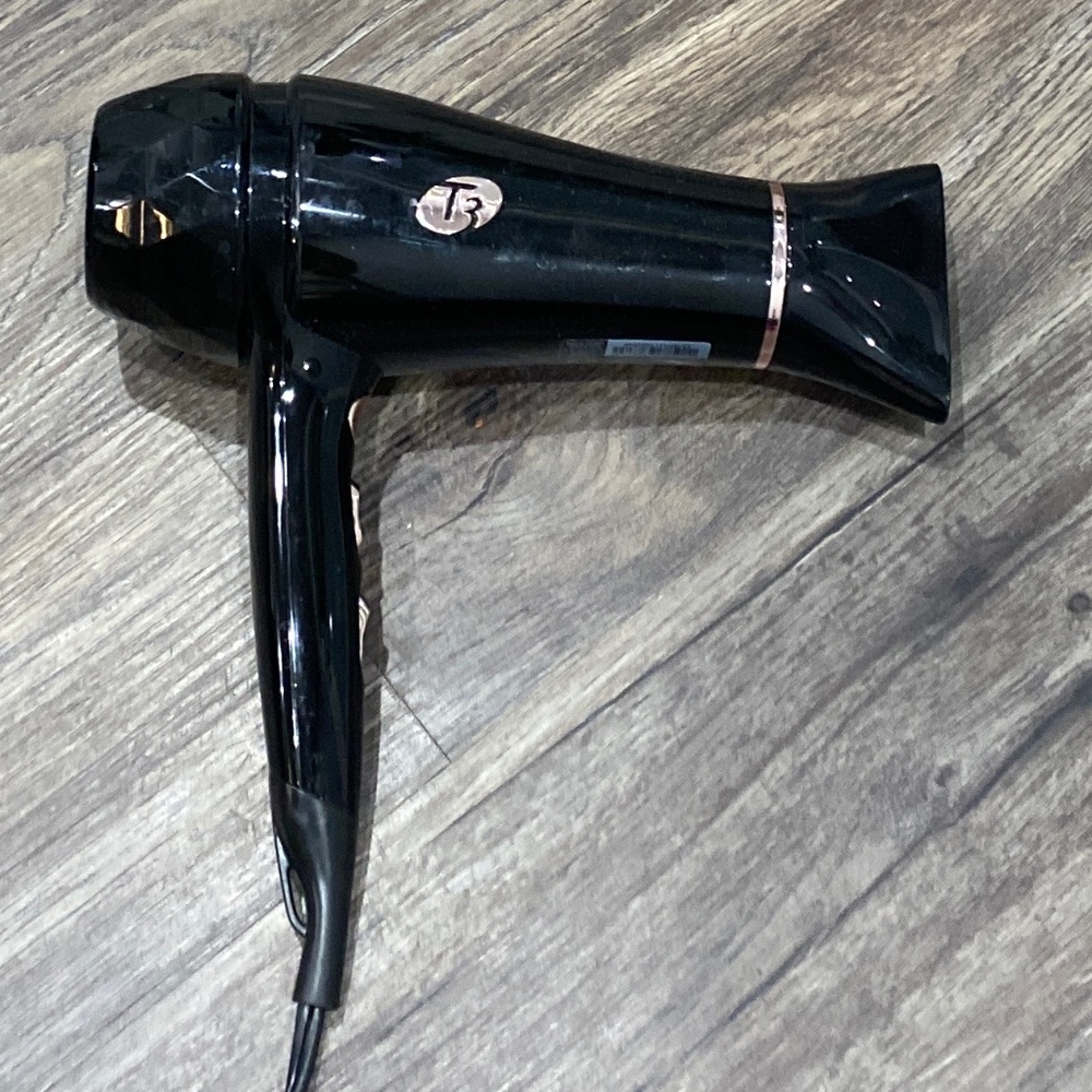 T3 Feather weight Luxe 2i Professional HAIRDRYER